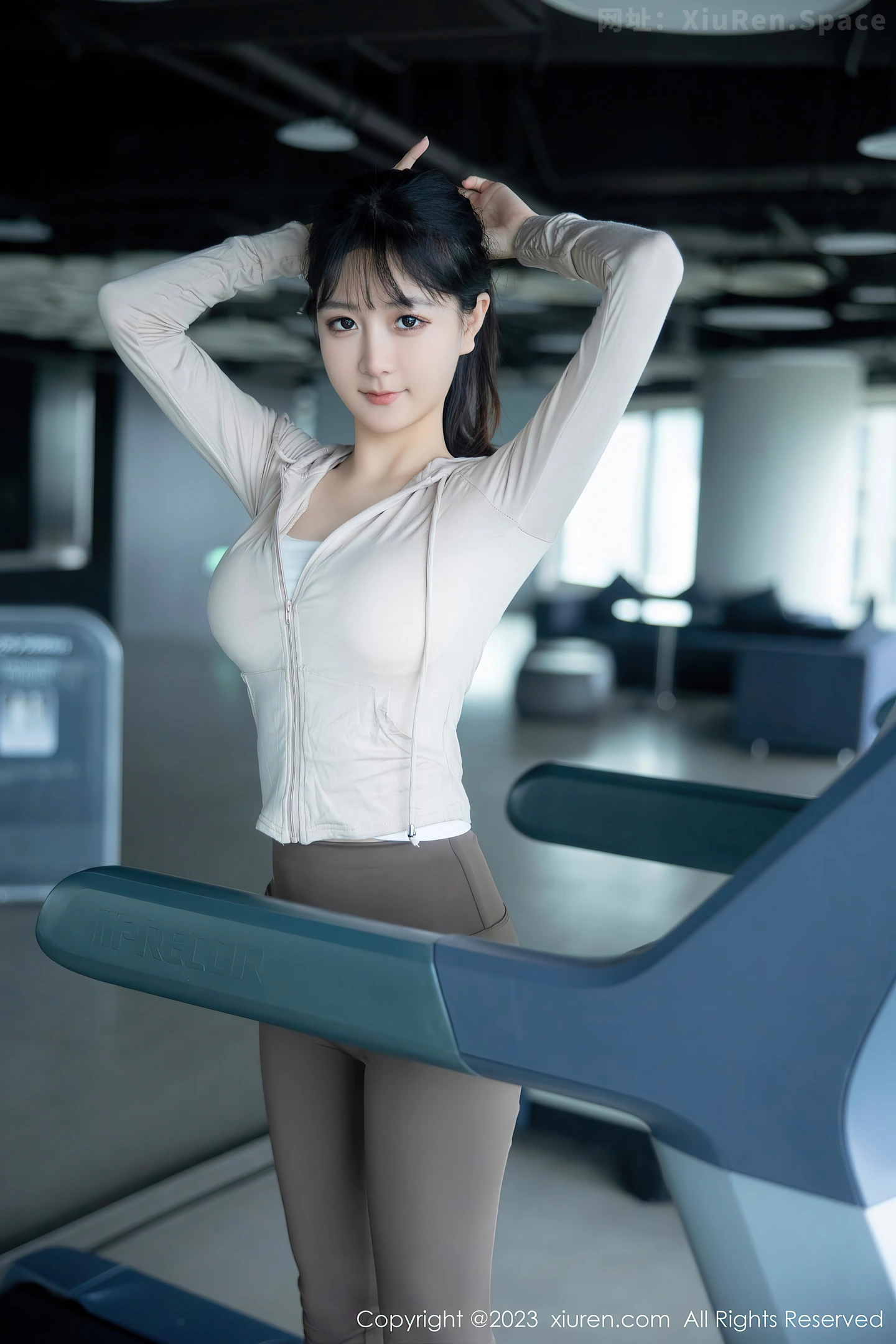 图片[4]-[XiuRen秀人网]2023.05.05 NO.6683 健身房运动美女 幼幼 紧身小背心加瑜伽裤性感私房写真集-秀人网官方网站